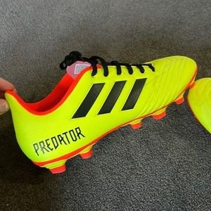 Size 8 Mens Adidas Predator Soccer Cleats.